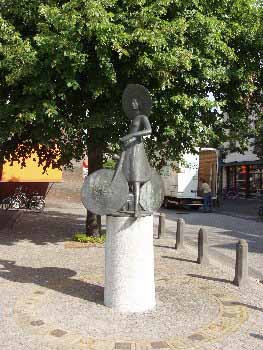 het corsomeisje, beeldhouwwerk van Henk Groenhuis