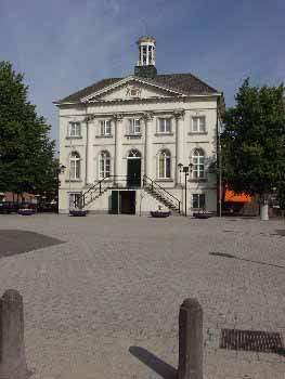 het gemeentehuis van Zundert dat zo opvallend veel lijkt op dat in Auvers sur Oise, de sterfplaats van Vincent