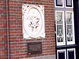 op de plaats van Vincents geboortegrond is een plaqette aangebracht. 