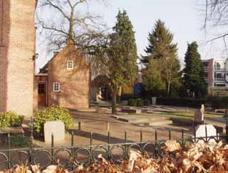 het kerkhof, waar het grafje van Vincent broertje , de eerste Vincent, is te zien. 