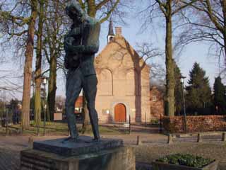  ....en aan de andere kant staat het originele Waterstaatskerkje waar hun vader nog gepreekt heeft.