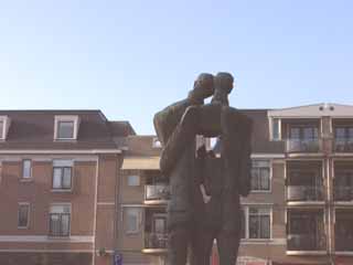 Vincent en tTheo kijken aan de ene kant tegen moderne gebouwen aan...